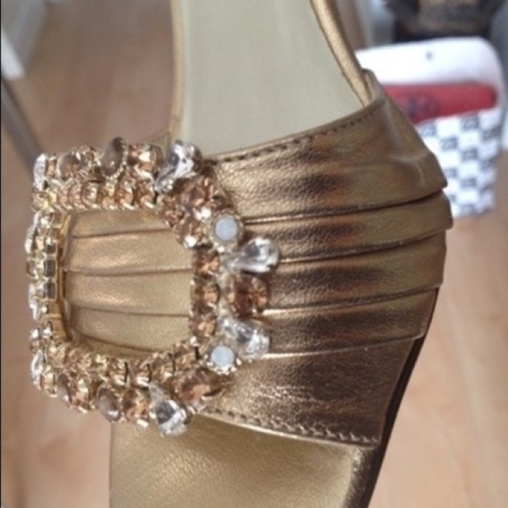 Gorgeous Gold Anne Klein shoes